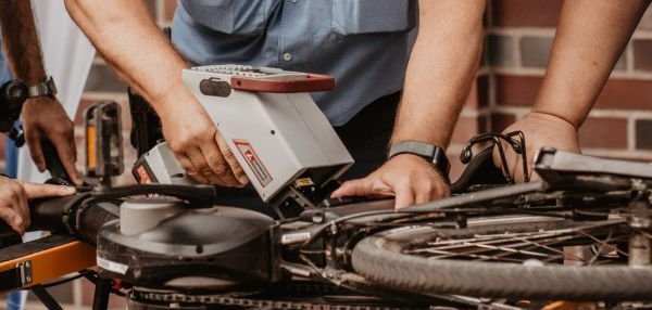 Zwei Polizisten codieren ein Fahrrad