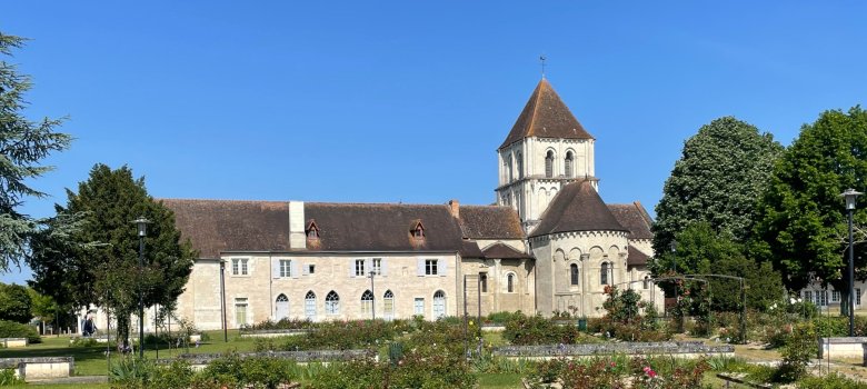 Klostergarten und frühere Schule mit der Kirche von Lencloître