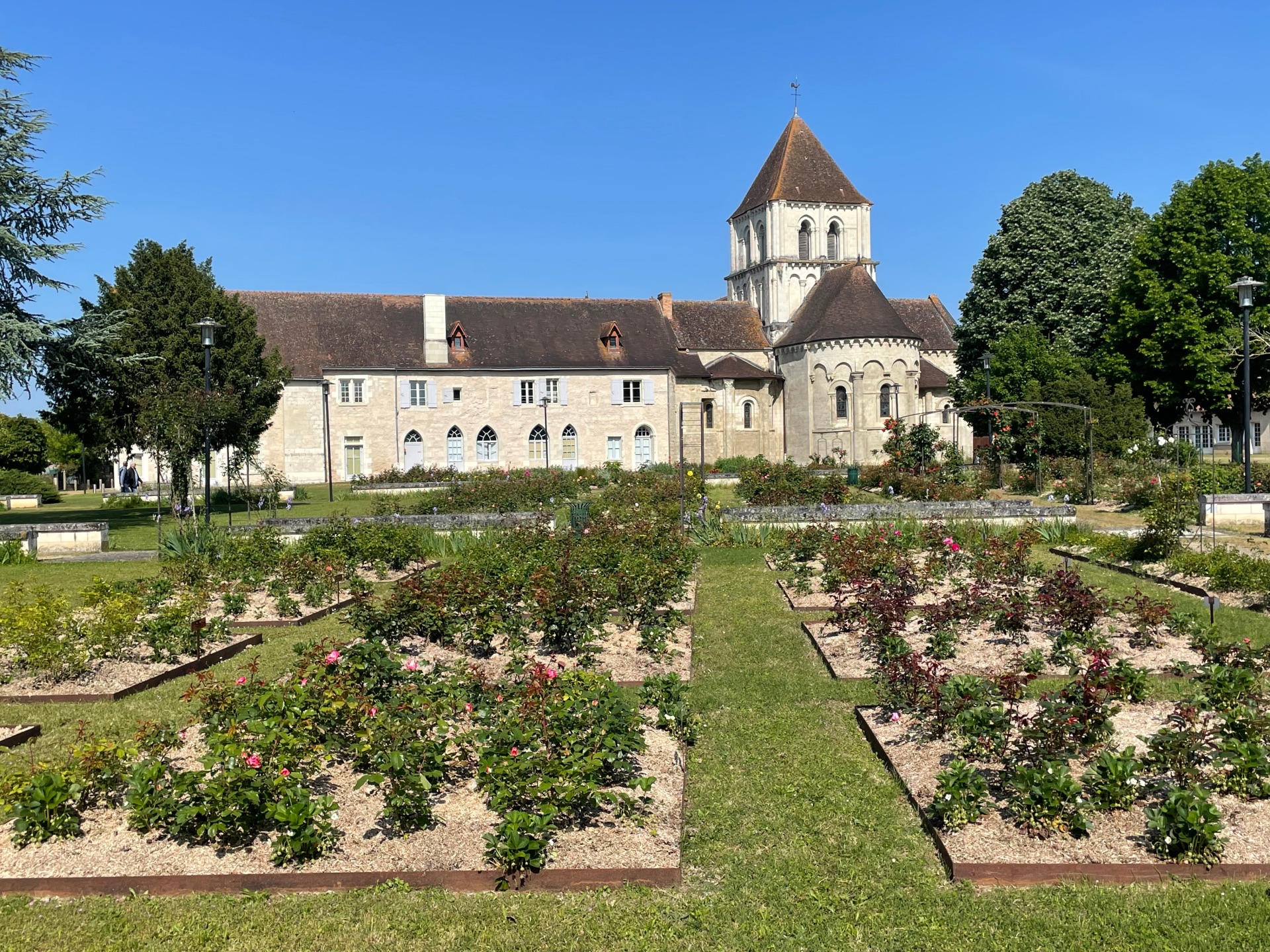 Klostergarten und frühere Schule mit der Kirche von Lencloître
