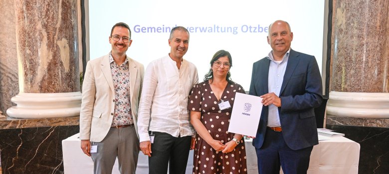 Personalamtsleiter Markus Jakob, der Erste Beigeordnete Siegfried-Josef Leib und Dijana Hüsch, Fachgebietsleiterin Familie und Soziales, nahmen die Auszeichnung von Innenminister Poseck in Wiesbaden entgegen.