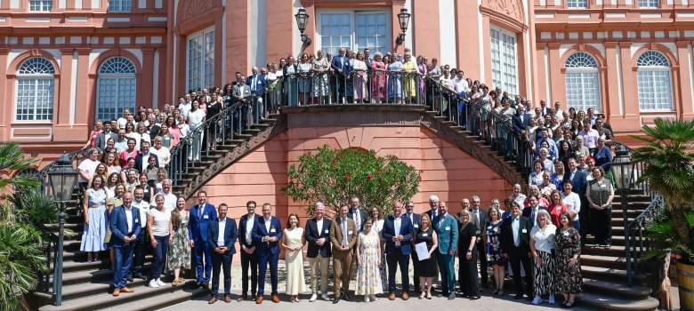 Gruppenfoto der ausgezeichneten Dienststellen auf der Treppe vor der Rotunde des Schloss Biebrich in Wiesbaden.